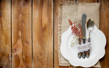 Sonbahar tablo ayarı, dekor yaprakları ve kabak. Vintage tarzı şenlikli bir akşam yemeği. Köy arka plan ve metin için özgür yer. Üstten görünüm.