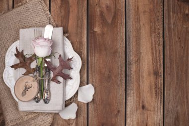 Sonbahar tablo ayarı, dekor yaprakları ve kabak. Vintage tarzı şenlikli bir akşam yemeği. Köy arka plan ve metin için özgür yer. Üstten görünüm.