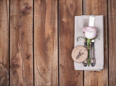 Sonbahar tablo ayarı, dekor yaprakları ve kabak. Vintage tarzı şenlikli bir akşam yemeği. Köy arka plan ve metin için özgür yer. Üstten görünüm.