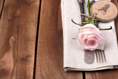 Sonbahar tablo ayarı, dekor yaprakları ve kabak. Vintage tarzı şenlikli bir akşam yemeği. Köy arka plan ve metin için özgür yer. Üstten görünüm.