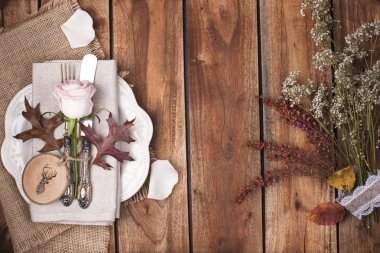 Sonbahar tablo ayarı, dekor yaprakları ve kabak. Vintage tarzı şenlikli bir akşam yemeği. Köy arka plan ve metin için özgür yer. Üstten görünüm.