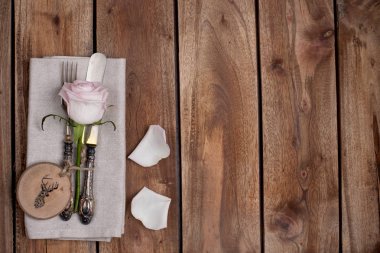 Sonbahar tablo ayarı, dekor yaprakları ve kabak. Vintage tarzı şenlikli bir akşam yemeği. Köy arka plan ve metin için özgür yer. Üstten görünüm.