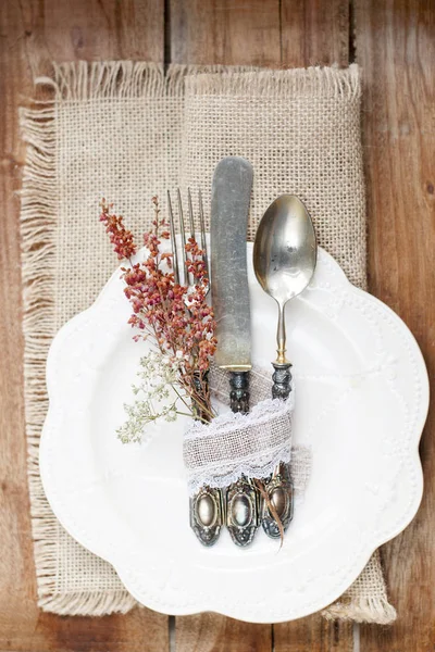 Sonbahar tablo ayarı, dekor yaprakları ve kabak. Vintage tarzı şenlikli bir akşam yemeği. Köy arka plan ve metin için özgür yer. Üstten görünüm.