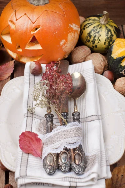 Podzimní tabulka nastavení, dekor listů a dýně. Slavnostní večeři ve stylu vintage. Volného místa pro text a pozadí vesnice. Pohled shora. — Stock fotografie