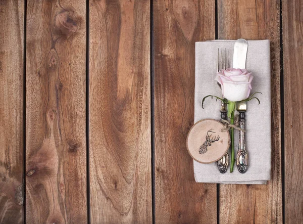 Sonbahar tablo ayarı, dekor yaprakları ve kabak. Vintage tarzı şenlikli bir akşam yemeği. Köy arka plan ve metin için özgür yer. Üstten görünüm.