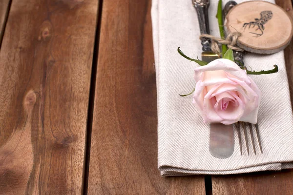 Sonbahar tablo ayarı, dekor yaprakları ve kabak. Vintage tarzı şenlikli bir akşam yemeği. Köy arka plan ve metin için özgür yer. Üstten görünüm.