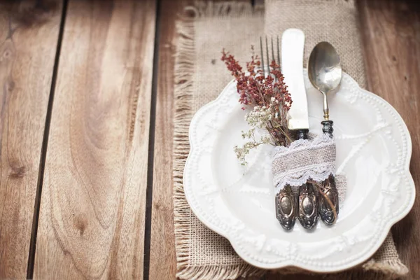 Sonbahar tablo ayarı, dekor yaprakları ve kabak. Vintage tarzı şenlikli bir akşam yemeği. Köy arka plan ve metin için özgür yer. Üstten görünüm.