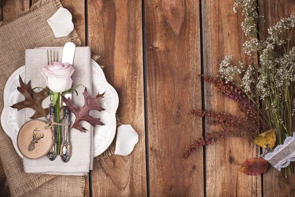 Sonbahar tablo ayarı, dekor yaprakları ve kabak. Vintage tarzı şenlikli bir akşam yemeği. Köy arka plan ve metin için özgür yer. Üstten görünüm.