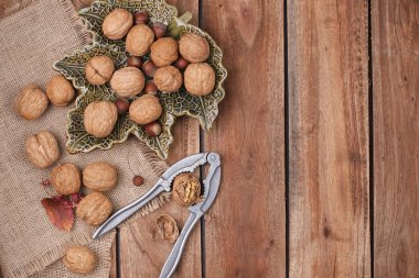 Ahşap arka plan üzerinde fındık. Sonbahar dekorasyonu ve gıda. Vintage Fotoğraf.