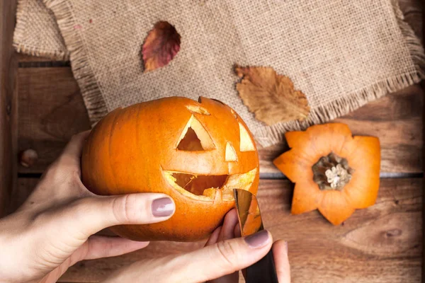 Dýně Halloween Rukou Dámské Příprava Podzimní Dovolenou Listy Výzdoba Dřevěný — Stock fotografie
