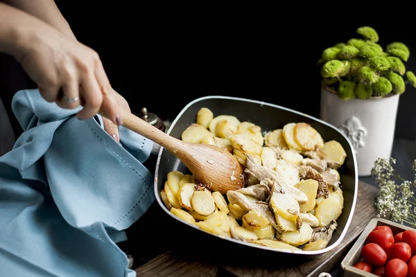 Patate fritte in padella con rampicanti e spezie. Delizioso pranzo fatto in casa. Sfondo grigio e luogo per il testo. Vista dall'alto . — Foto Stock