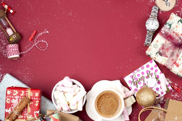 Eine Tasse Duftenden Kaffees Und Neujahrsdekor Auf Rotem Hintergrund Geschenke — Stockfoto