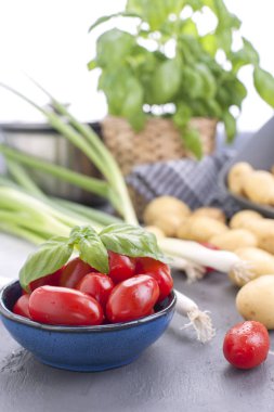 Genç patates ve domates ve taze soğan. Öğle yemeği için malzemeler.