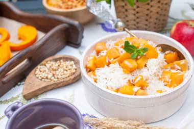 Delicious sonbahar tatil. Pirinç ve kabak bir aile akşam yemeği için. Kopya alanı.