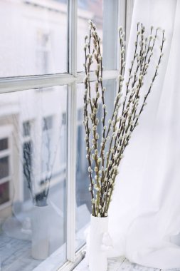 Bir buket söğüt dallarında evin içinde belgili tanımlık pencere. Bahar çiçekleri. Ev coziness ve konfor. Metin için boş alan.