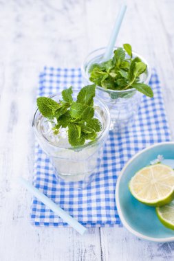 Nane ve buz bir bardak suyla. Yaz aylarında içecekler. Tam arka plan ve iki bardak