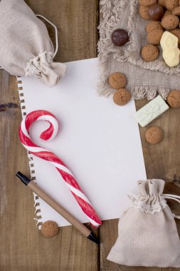 Hollanda tatil Sinterklaas tebrik kartı ve geleneksel tatlılar kruidnoten, pepernoten için. Kopya alanı Festival konseptiyle