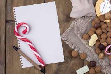 Hollanda tatil Sinterklaas tebrik kartı ve geleneksel tatlılar kruidnoten, pepernoten için. Kopya alanı Festival konseptiyle