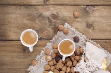 İyi bir Noel için aromatik kahve iki bardak. Hollanda tatil Sinterklaas arka plan, hediyeler, pepernoten, geleneksel tatlılar strooigoed. Yat ve uzay kopyalayın. Antika ahşap arka plan