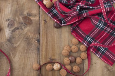 Hollanda Sinterklaas arka plan ile pepernoten tatil. Geleneksel tatlılar ve tatil için çocuklar için hediyeler. Metin için özgür yer. Üstten görünüm. Uzay kopyalayın. Saint Nicholas için mektup,