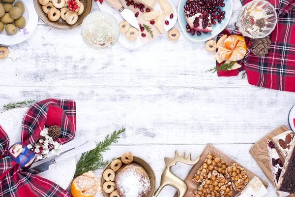クリスマス パーティーのためのおやつや食べ物を持つテーブル テーブルな上に ヌガーとドライ フルーツとナッツのイタリアの伝統的なお菓子 テキストのコピーの空きスペース 休日のグリーティング カード — ストック写真