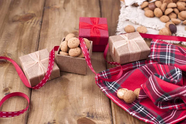 北欧圣诞节的甜食 在木制背景的美味饼干 不同颜色的礼品盒和节日的睾丸 文本的可用空间 — 图库照片