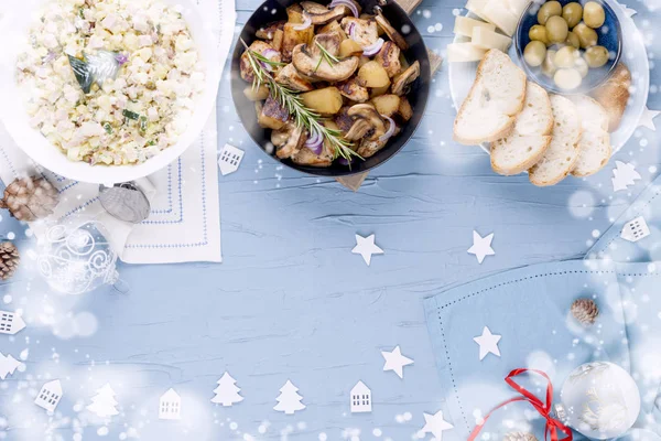 在俄罗斯过圣诞节和新年的食物 节日的桌子 不同的传统食物和小吃 顶部视图 炸土豆鸡和沙拉 — 图库照片