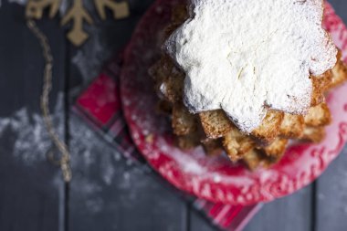 Pudra şekeri ile İtalyan Noel kek. Yıldızlar ve koyu ahşap arka plan dekor şeklinde geleneksel festival hamur işleri. Üstten görünüm. Metni kopyalamak için boş alan