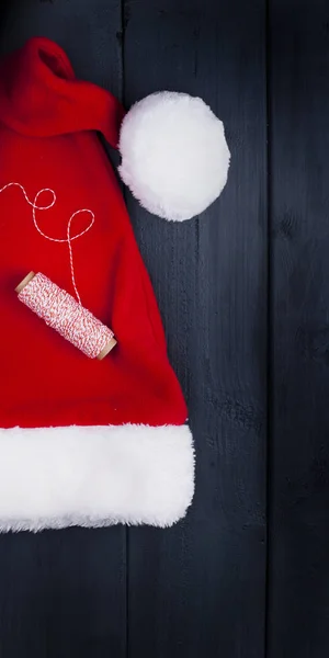 Red Cap Com Pompon Papai Noel Fundo Madeira Preto Presentes — Fotografia de Stock