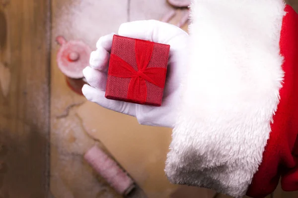 Mão Pai Natal Com Presente Carta Uma Caneca Chá Fundo — Fotografia de Stock