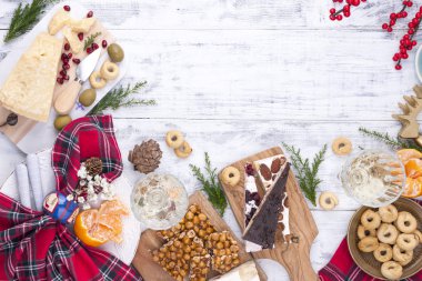 Farklı meze ve razdnichnaya tablo ayarını bir parti için. Şirket Noel kutlaması. Gıda üstten görünüm tablo. Metin Merkezi için boş alan.