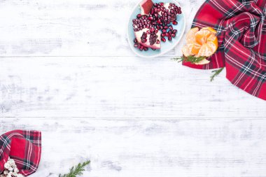 Çatal bıçak takımı, Masa örtüsü ve peçete Noel kutlamak için. Metin için boş alan.