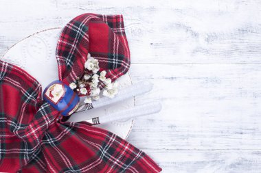 Çatal bıçak takımı, Masa örtüsü ve peçete Noel kutlamak için. Metin için boş alan.