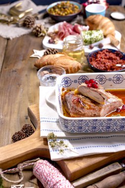 Taze aromatik kahve ve Noel dekor. Mumlar ve içecekler ile rahat festival atmosferi. Metin için boş alan.