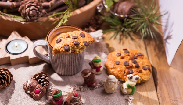 Duftender Kaffee Pralinen Form Von Weihnachtsfiguren Plätzchen Und Heißgetränk Für — Stockfoto