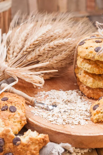 Kahvaltıda ev yapımı yulaf ezmesi kek. Ahşap plaka ve buğday kulakları bir buket çikolata kurabiye. Metin için özgür yer. Vintage Fotoğraf