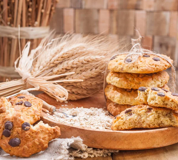 Kahvaltıda ev yapımı yulaf ezmesi kek. Ahşap plaka ve buğday kulakları bir buket çikolata kurabiye. Metin için özgür yer. Vintage Fotoğraf