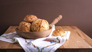 Tahta bir masada ev yapımı tatlı hamur işleri. Metin için boş alan. Kış tatlısı