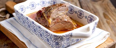 Seramik fırın tepsisine ahşap bir masa üzerinde desenlerle içinde fırında ördek fileto. Gıda sağlıklı beslenmesi için. Metin için boş alan