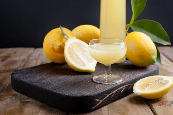 Şişede limoncello ve likör. İtalya 'nın geleneksel alkollü içeceği. Turunçgillerden. Taze meyve ve içecekler. Metin için boş alan.