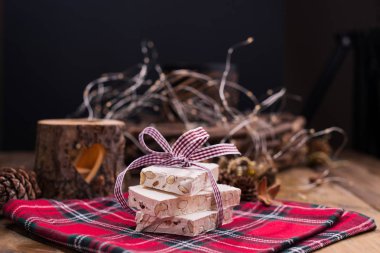 Evroppe 'de tatil için nugat ve badem. Fındık ve dekorlu Noel tatlısı. Metin için boş alan
