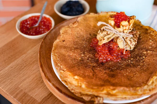 Panekuk Untuk Liburan Musim Semi Tradisional Rusia Pancake Tipis Dengan — Stok Foto