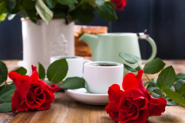 Grand Bouquet Roses Rouges Dans Vase Une Tasse Thé Pour — Photo