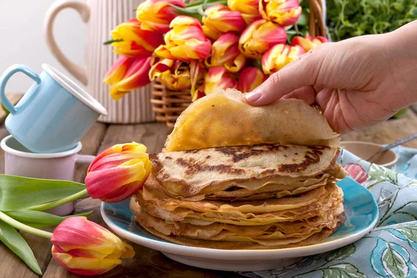 Pancake Dengan Kaviar Dan Mentega Tangan Seorang Wanita Karangan Bunga — Stok Foto