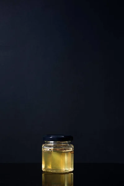Гриб Трюфель Банці Медом Чорному Тлі Мінімалізм Композиції Розкішна Їжа — стокове фото