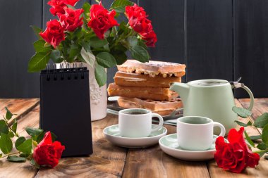 Kahvaltıda iki kişilik Belçika waffle 'ı. Ev yapımı hamur işleri ve B