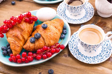 Sabah kahvaltısı için taze kahve ve hamur işleri. Delici.