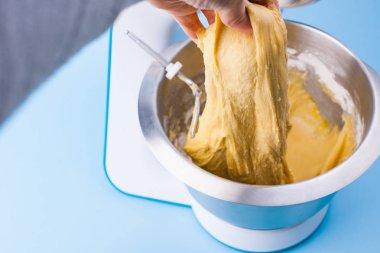 Hamurlu yiyecek işlemcisi. Mutfak mavisi için ev aletleri. Metin için boş alan