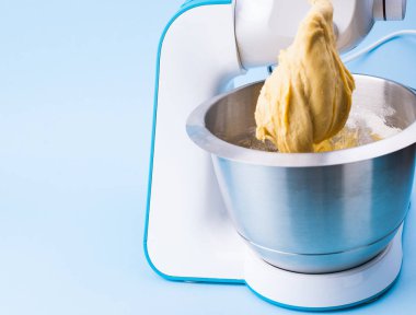 Hamurlu yiyecek işlemcisi. Mutfak mavisi için ev aletleri. Metin için boş alan