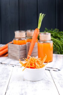 Kavanozda taze havuç suyu. Yapraklı taze havuç ve içecek. Sağlık ve güzellik için bahar yiyeceği. Metin için boş alan.